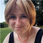 Profesora de primaria con métodos entretenidos y didácticos